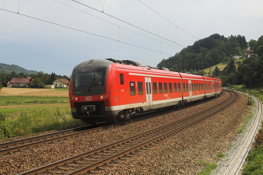440 046 hat am 28.07.2011 als RE 4075 gerade erst Vilshofen verlassen und ist auf dem Weg nach Mnchen.