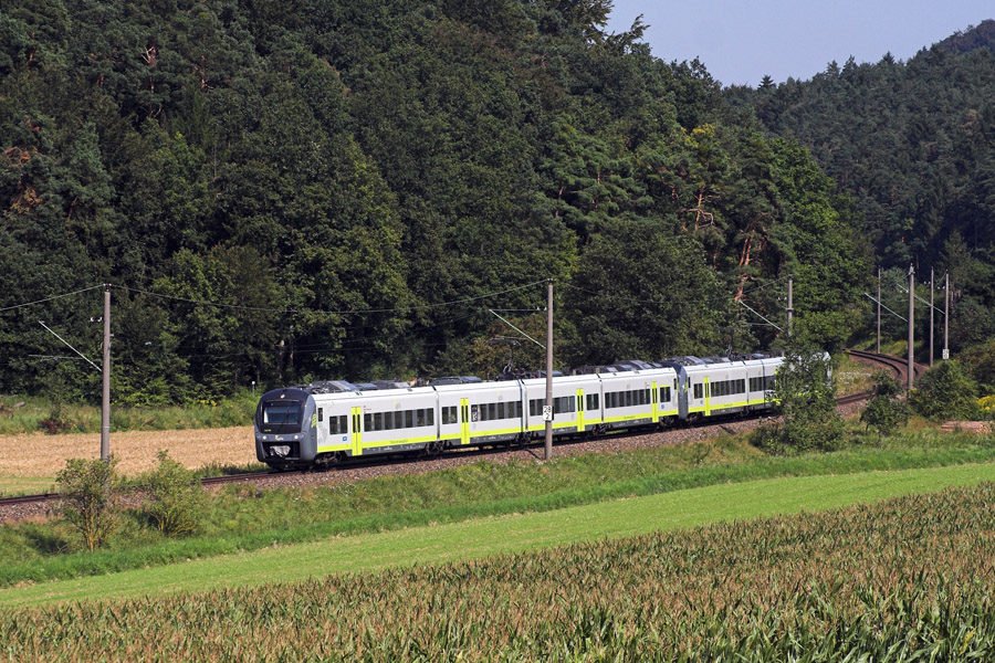 440 104  Regensburg  und ein weiterer dreiteiliger 440 am 25.08.2011 zwischen Saal (Donau) und Abensberg. Der Zug war Richtung Ingolstadt unterwegs.