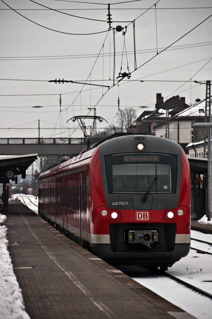 440 203 als Donau-Isar-Express am 21.12.2010 bei der Ausfahrt aus Plattling.