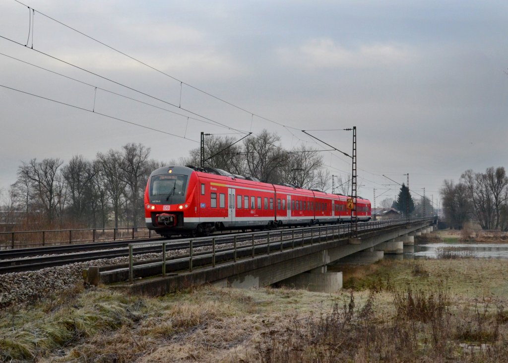 440 204 als Donau-Isar-Express am 03.01.2013 bei der berquerung der Isar in Plattling.