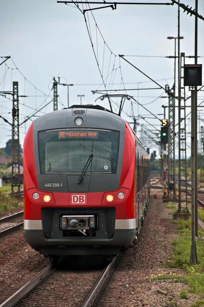 440 206 am Abend des 17.08.2010 bei der Ausfahrt aus Plattling.