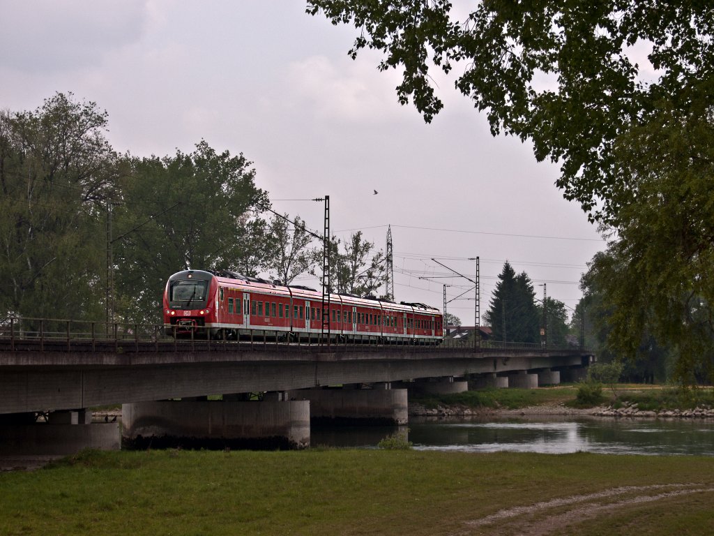 440 208 als Donau-Isar Express 4068 am 01.05.2011 bei der Isarberquerung hinter Plattling.