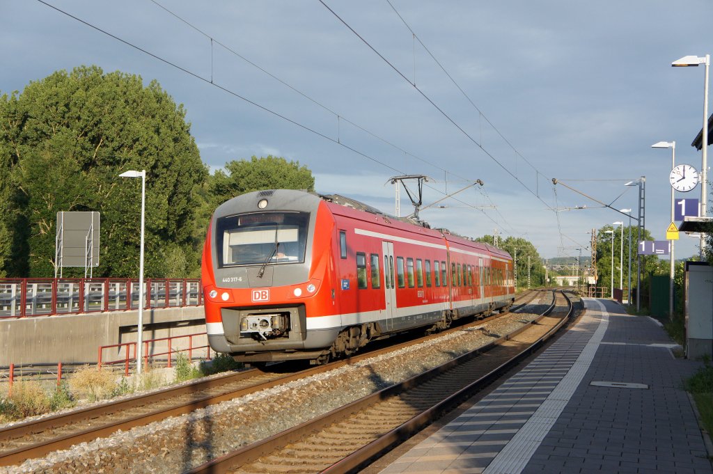 440 317 als RB 58128 von Treuchtlingen nach Wrzburg Hbf, aufgenommen am 04. Juli 2013 in Gomannsdorf am Main.