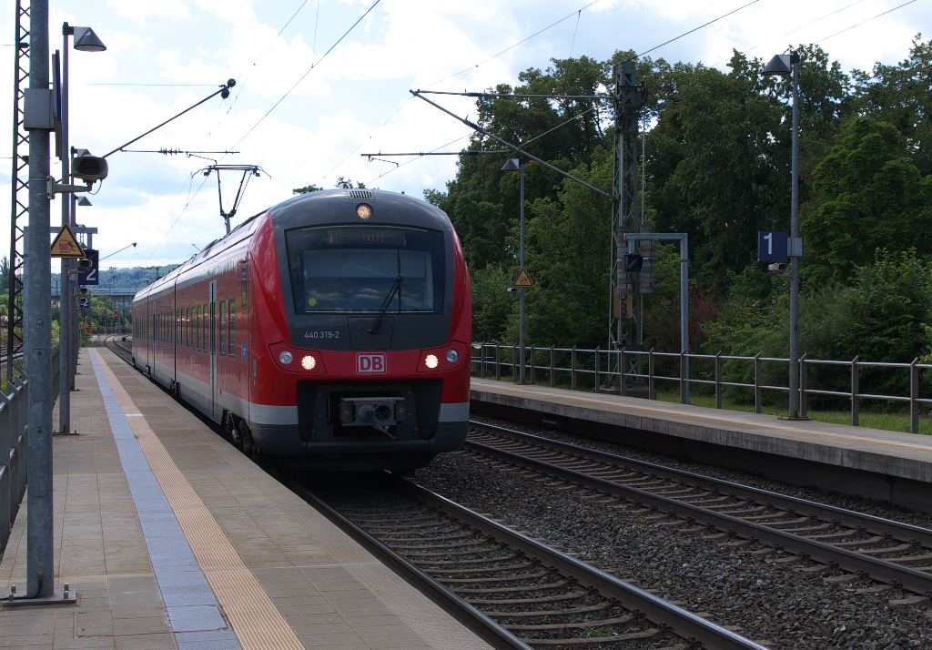440 319-2 mit RB 58032 Wrzburg - Jossa bei der Einfahrt in Veitshchheim. 30.07.2012