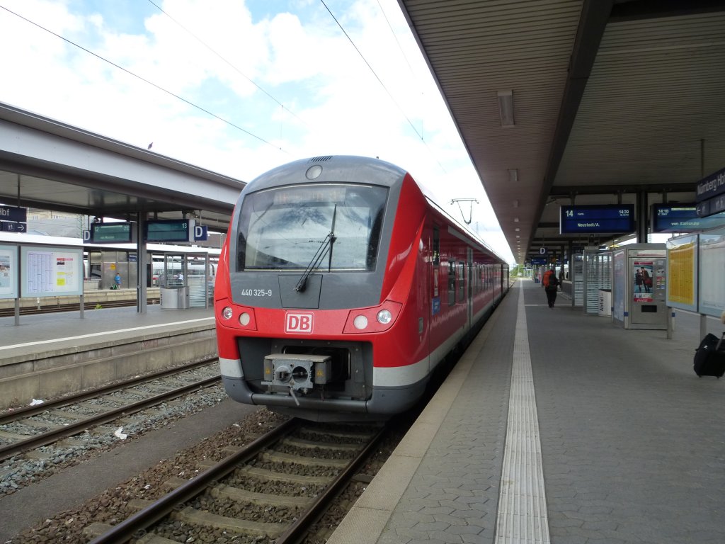 440 325-9 steht hier als RB nach Neustadt/Aisch im Nrnberger Hbf, 23.Juni 2013.