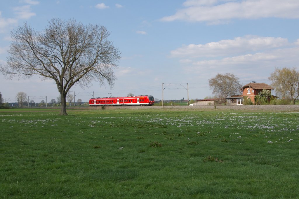 440 3xx als RB 58121 Wrzburg-Treuchtlingen am 17.04.2011 bei Triesdorf.