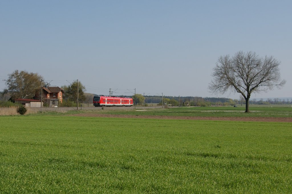 440 3xx als RB 58153 nach Treuchtlingen am 19.04.2011 bei Triesdorf.