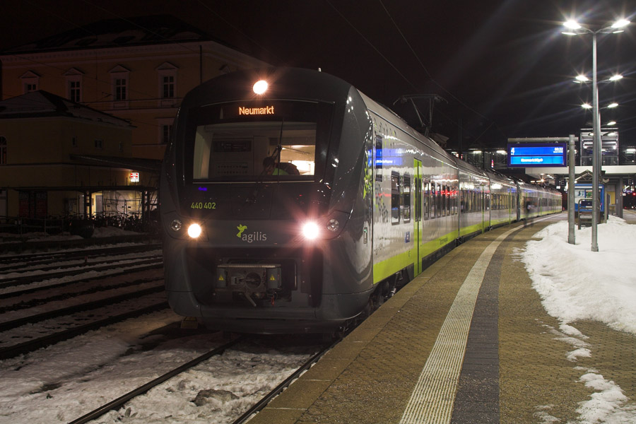 440 402 fhrt am 12.12.2010 als zweiter agilis-Zug die Doppeltraktion nach Neumarkt (Oberpfalz). Der Zug wartet in Regensburg Hbf noch auf seine Abfahrt.