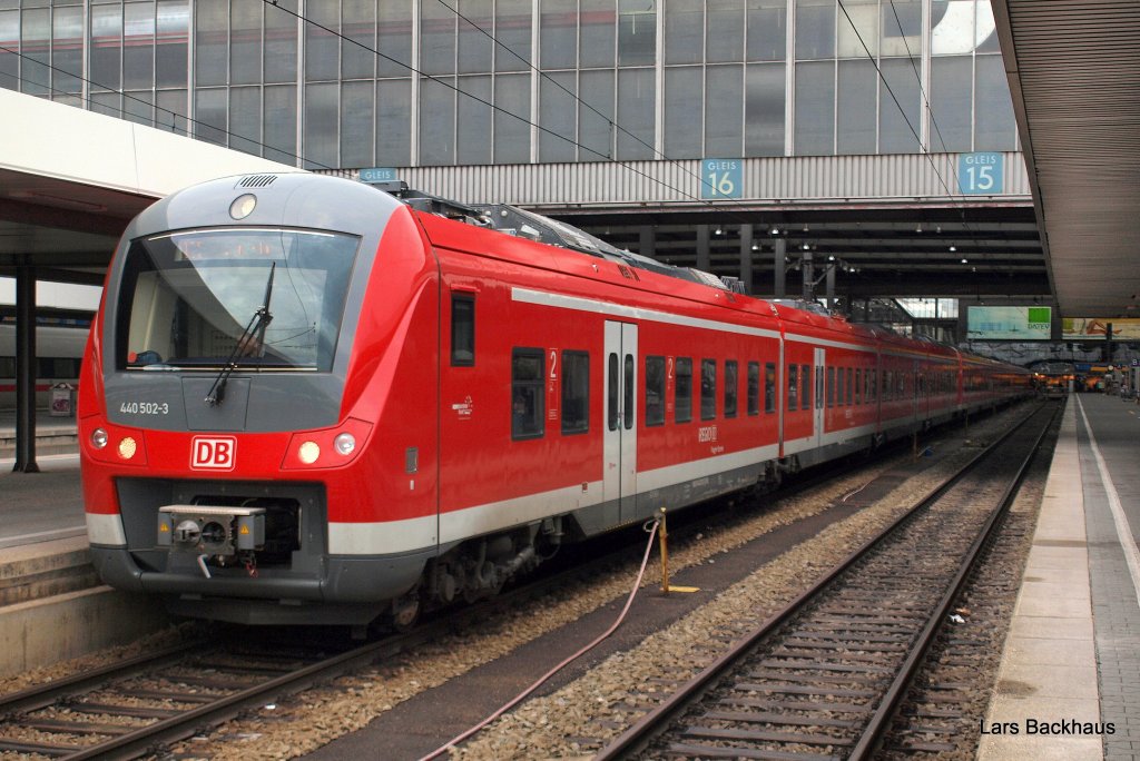 440 502-3 steht am 21.03.10 als RE 4140/4170 nach Treuchtlingen/Ulm in Mnchen Hbf auf Gleis 16 zur Abfahrt bereit.