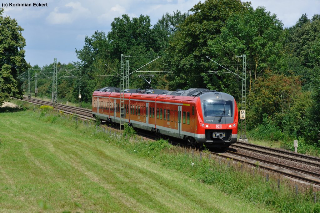 440 547-8 mit dem RE 4071 von Passau Hbf nach Mnchen Hbf bei Feldmoching, 10.08.2011
