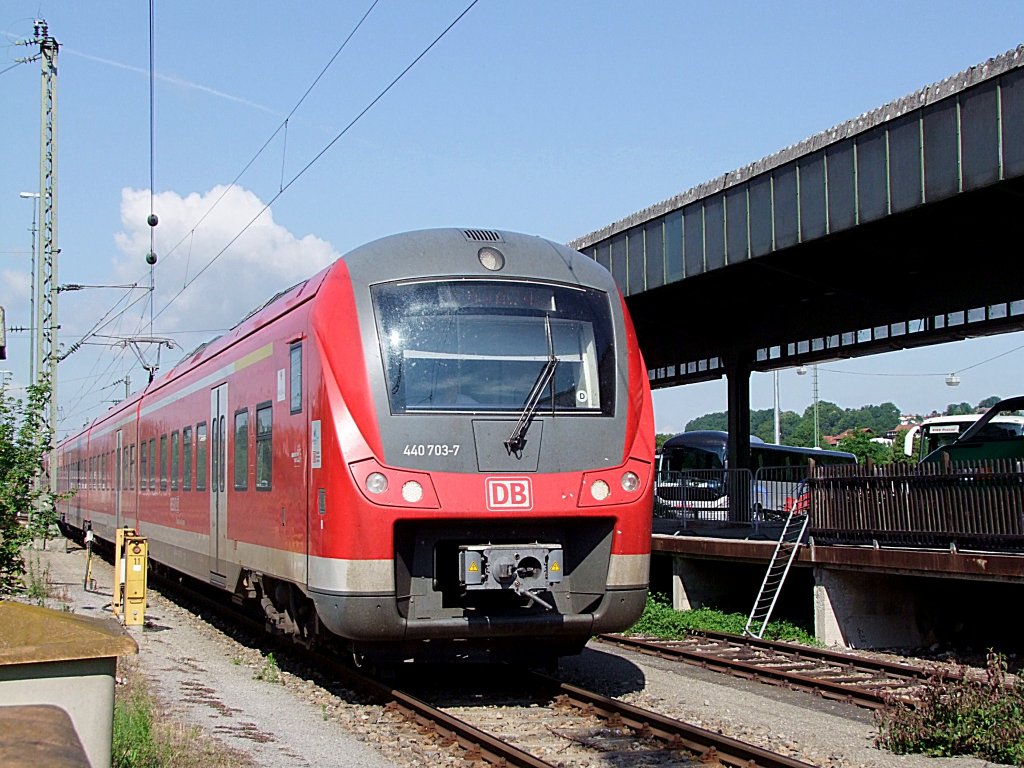 440 703-7 fhrt als RE4060 auf Gleis 1a in den Passauer Hauptbahnhof;110616