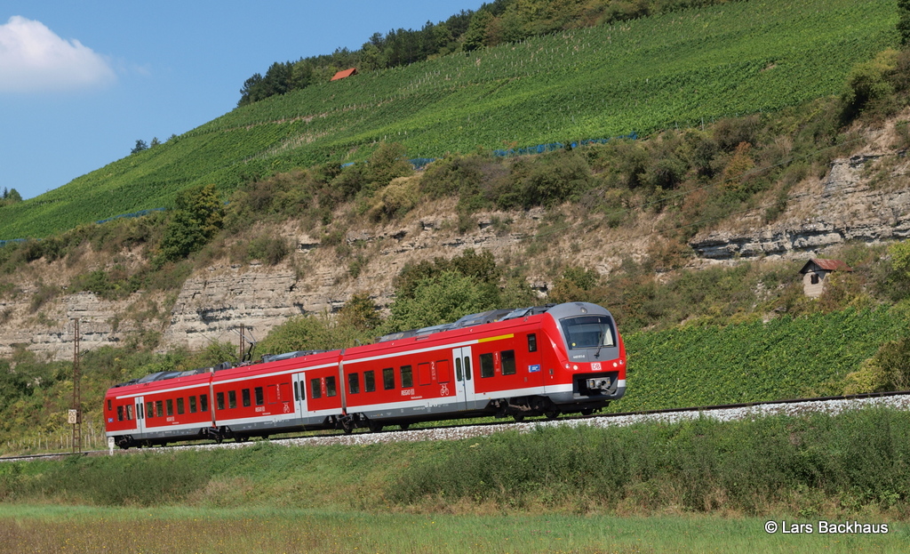 440 811-8 rollt am 4.09.12 als RB Richtung Wrzburg an den Sandsteinfelsen bei Himmelstadt vorbei.
