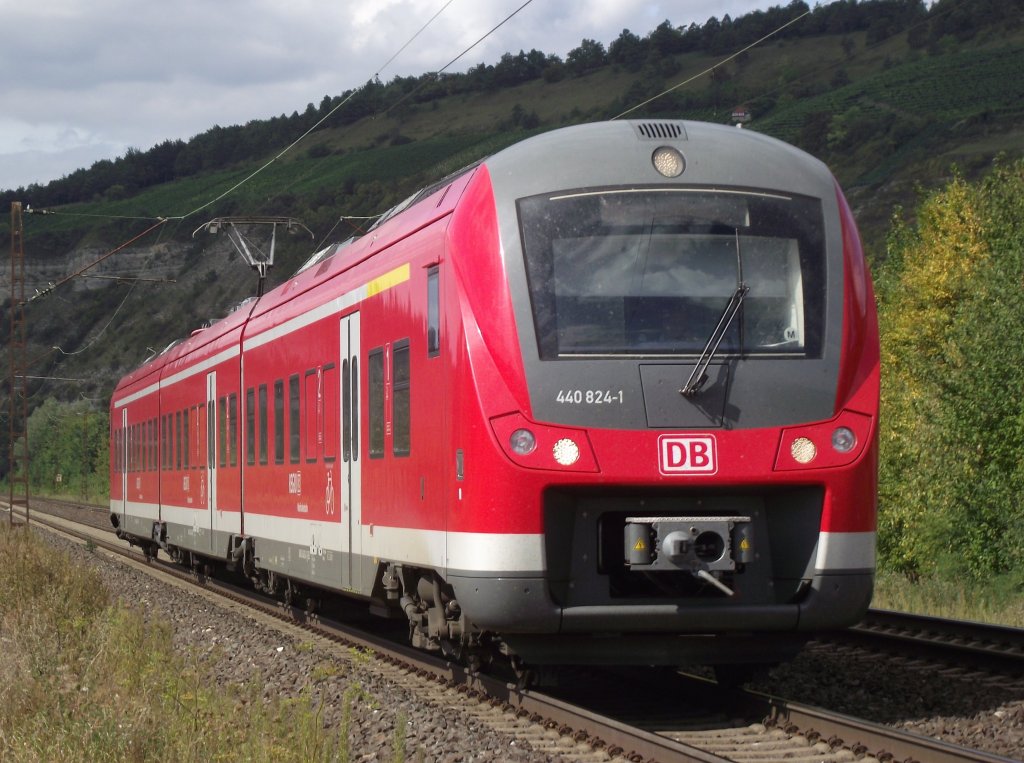 440 824-1 ist am 30. August 2011 als RB nach Bamberg bei Thngersheim unterwegs.