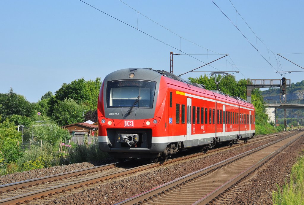 440 824 mit RB 58025 nach Wrzburg.Aufgenommen kurz vor Thngersheim am 24.7.2012