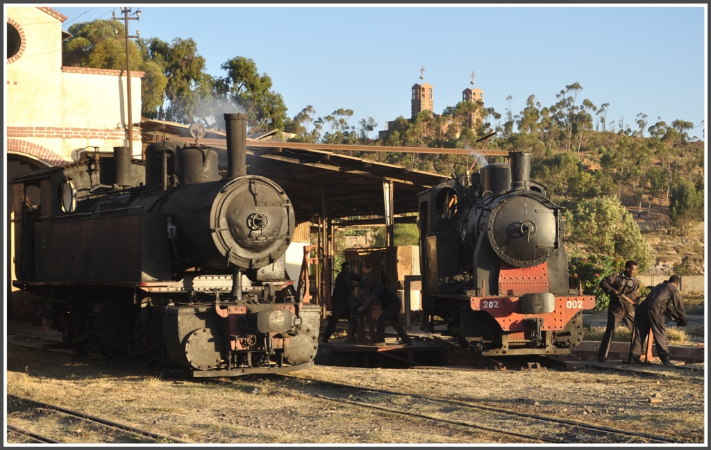 440.008 und 202 002 vor dem Depot Asmara. (31.01.2012)