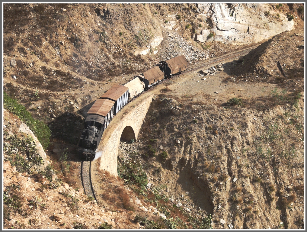 440.008 mit Gterzug bei km 107,5 im Aufstieg nach Shegerini. (30.01.2012)