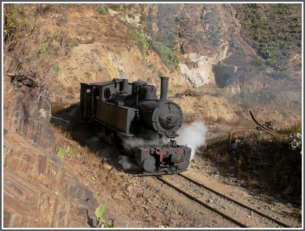 440.008 mit Gterzug zwischen Arbaroba und Shegerini. (30.01.2012)