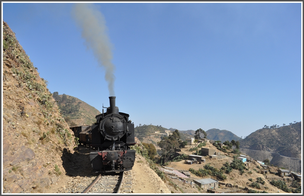 440.008 mit Gterzug zwischen Shegerini und Asmara. (31.01.2012)