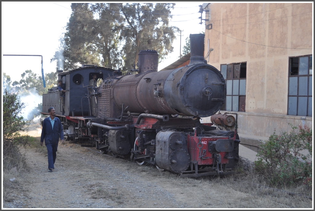 440.008 schiebt die teilmontierte 442.55 ins Ausbesserungswerk Asmara. (31.01.2012)