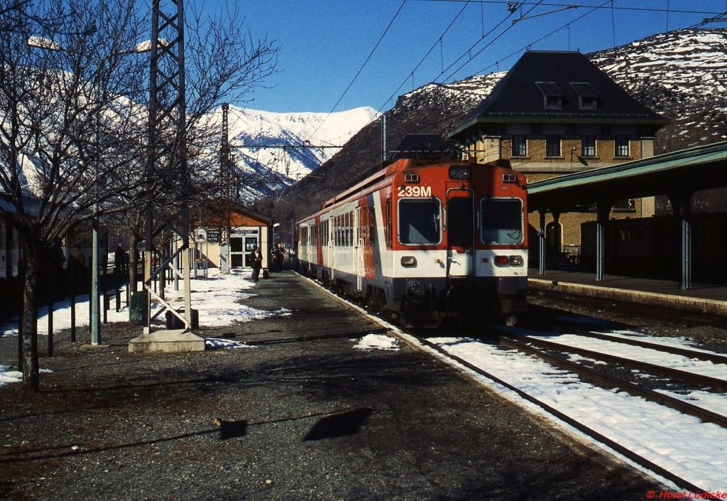440.239 nach Barcelona im franzsisch-spanischen Grenzbahnhof La Tour de Carol im Februar 1996. In diesem Bahnhof trifft die spanischen Breitspur (1676 mm) auf die normalspurige Strecke der SNCF von Toulouse (links im Bild) und die meterspurige Ligne de Cerdagne von Villefranche - Vernet-les-Bains (rechts erkennbar).