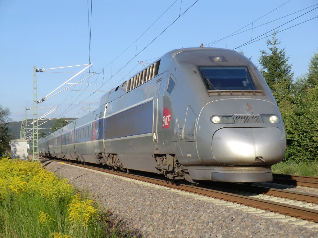 4405 ist am 1.9.10 als TGV 9552 mit hoher Geschwindigkeit und rund 10 Minuten Versp�tung bei Bruchm�hlbach-Miesau unterwegs.