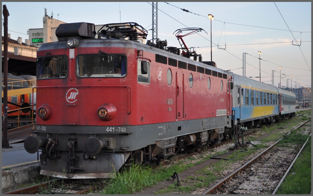 441 748 ist mit dem Schnellzug aus Sarajevo in Belgrad eingetroffen. Ein 1.Kl. und ein 2.Kl. Wagen der Bosnischen Eisenbahnen reichen f�r das Passagieraufkommen. (03.07.2011)