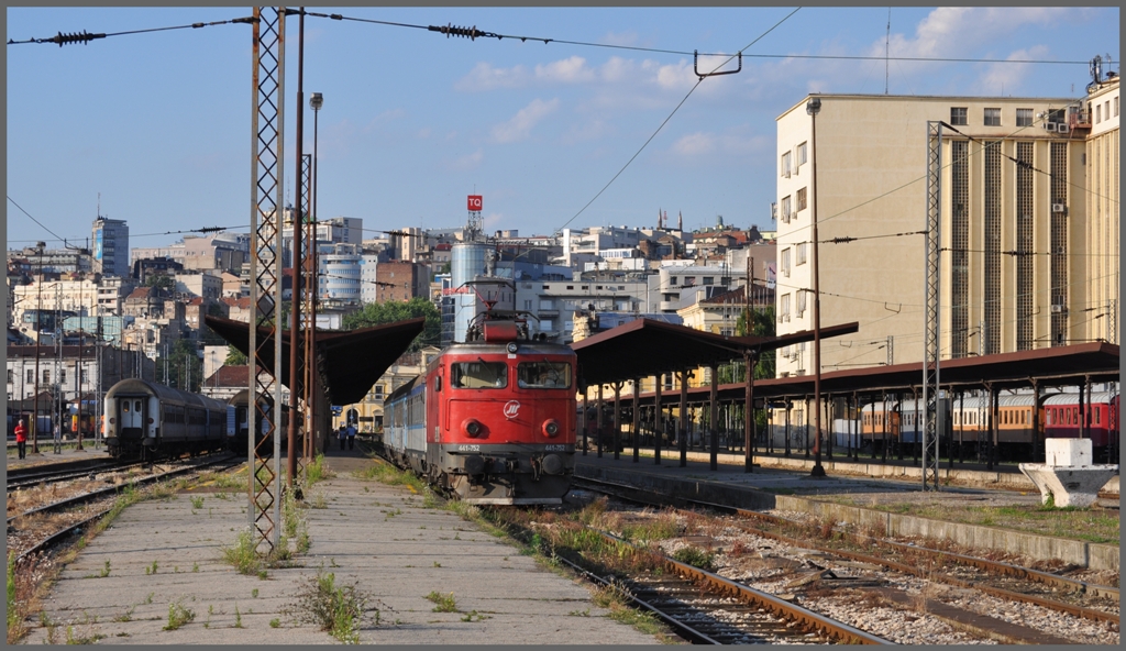 441 752 verlsst den  naturnahen  Belgrader Hauptbahnhof wiederum im Schritttempo mit unbekanntem Ziel. (03.07.2011)
