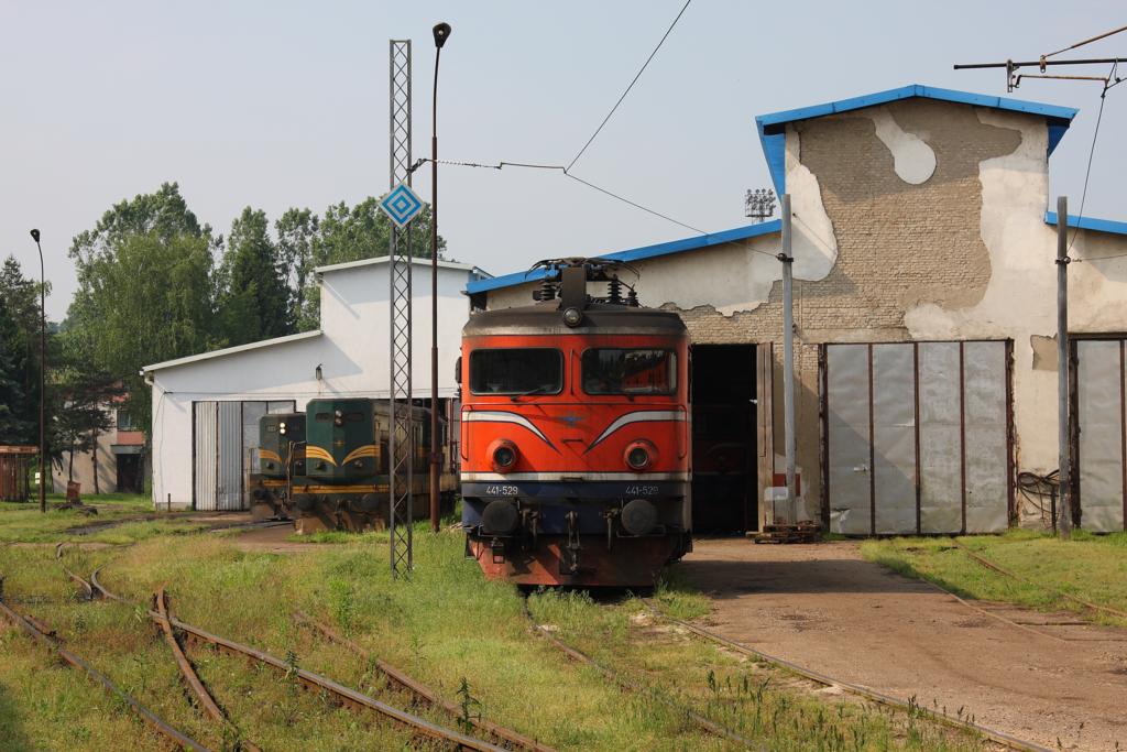 441529 steht vor einer der Wartungshallen im Depot Doboj
am 23.05.2011.