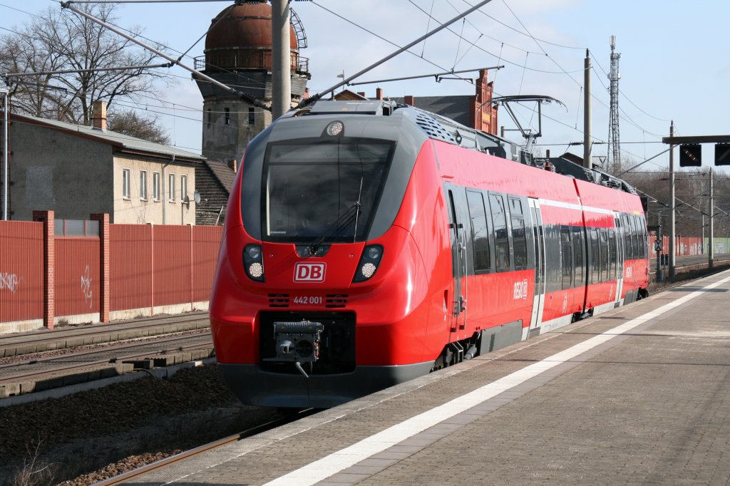 442 001(501) am 22.03.2010 auf Probefahrt in Rathenow.Schon fast ein Jahr her.Vielleicht kann mir ja von den vielen schlauen Leuten hier,die meine Bilder immer kritisieren(Wasserturm abgeschnitten),einer sagen ob nun schon Talente ausgeliefert wurden.  