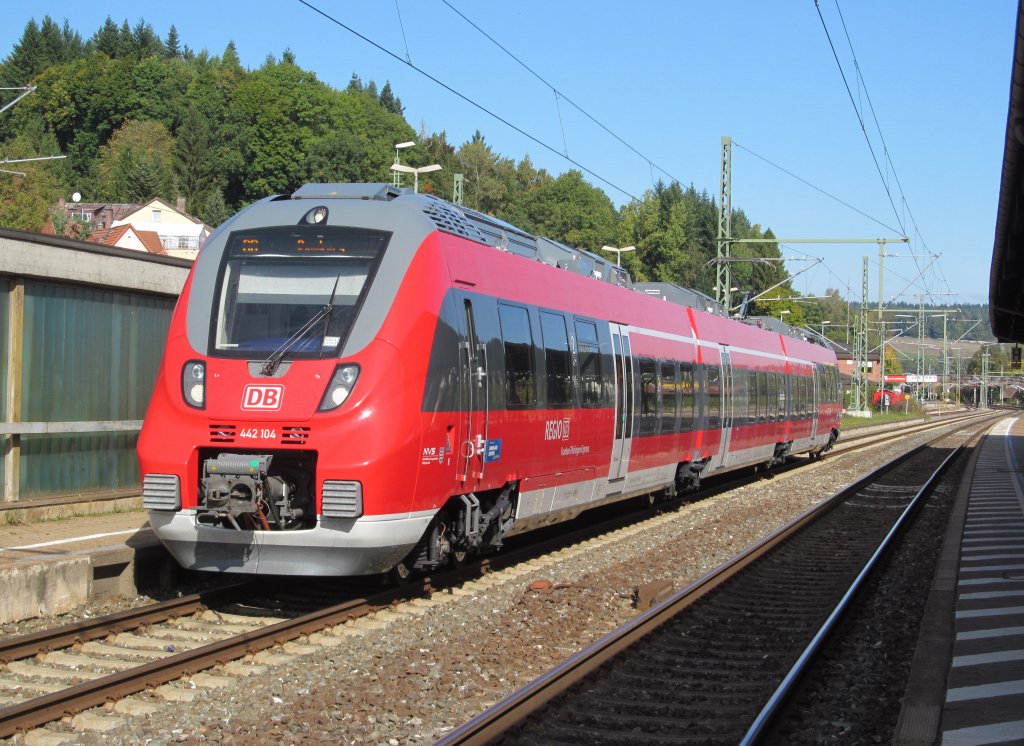 442 104 steht am 30. September 2012 als RB nach Bamberg auf Gleis 4 in Kronach.
