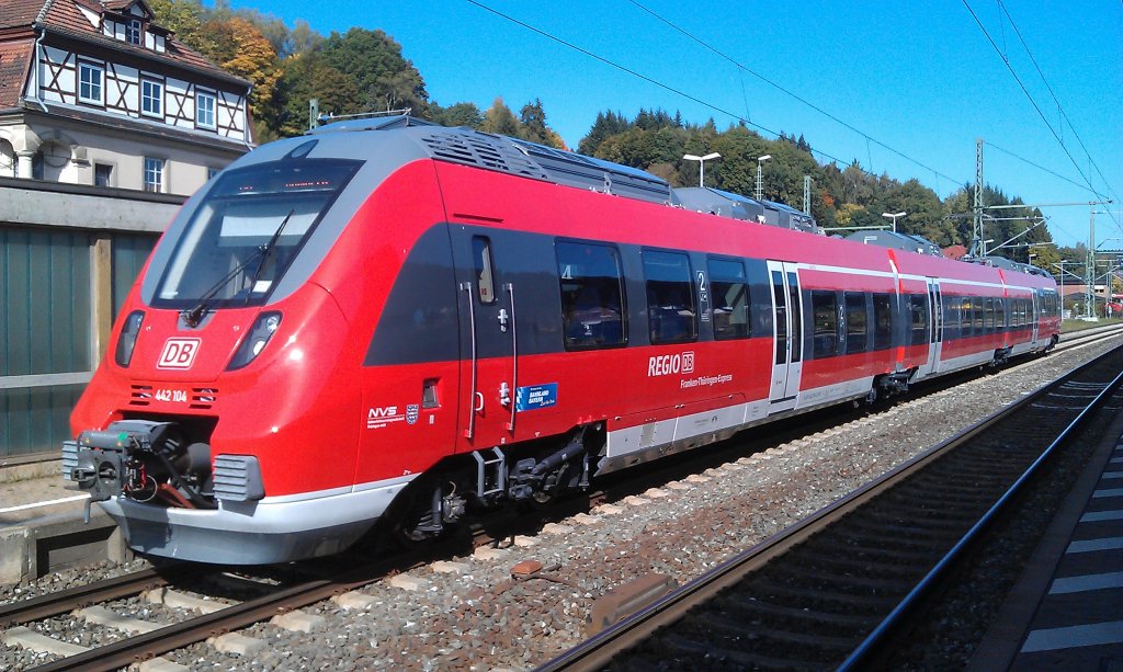 442 104 steht am 30.09.2012 in Kronach. Abfahrt 10:00 Uhr als RB nach Bamberg. 