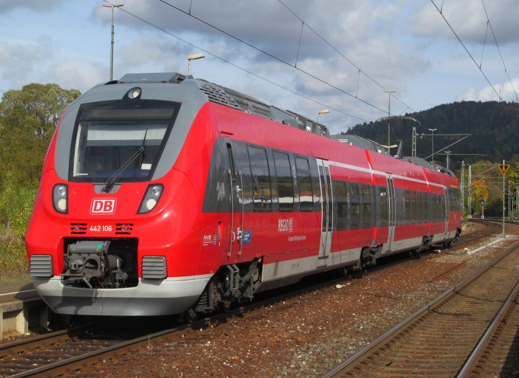442 106 steht am 13. Oktober 2012 als RB nach Bamberg auf Gleis 4 in Pressig-Rothenkirchen.
