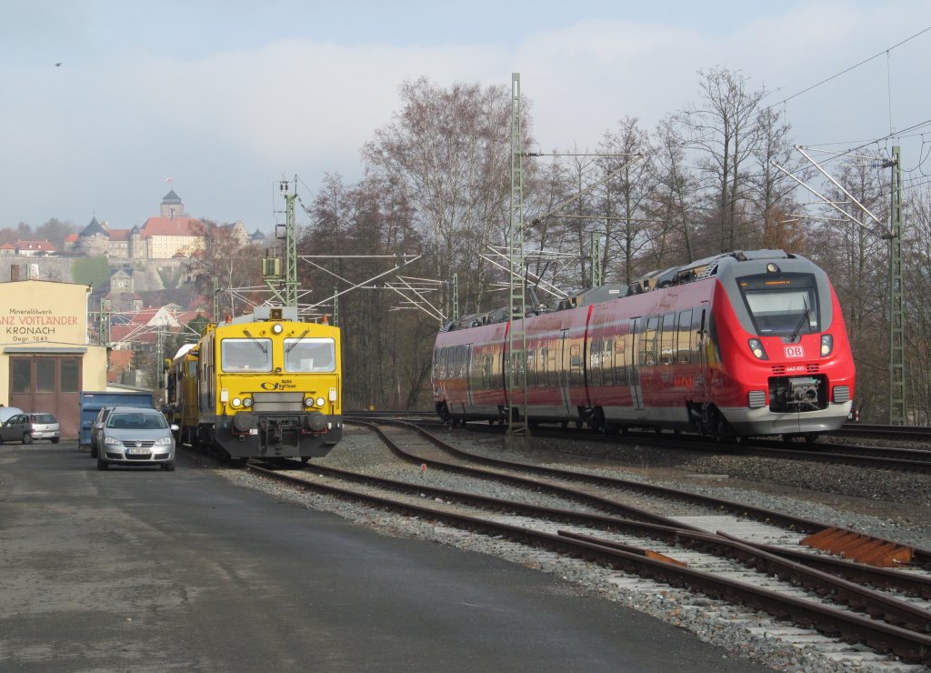 442 107 verl�sst am 24. November 2012 als RB nach Bamberg den Bahnhof Kronach. Links im Bild eine Schienenfr�se von Alpha Trains.