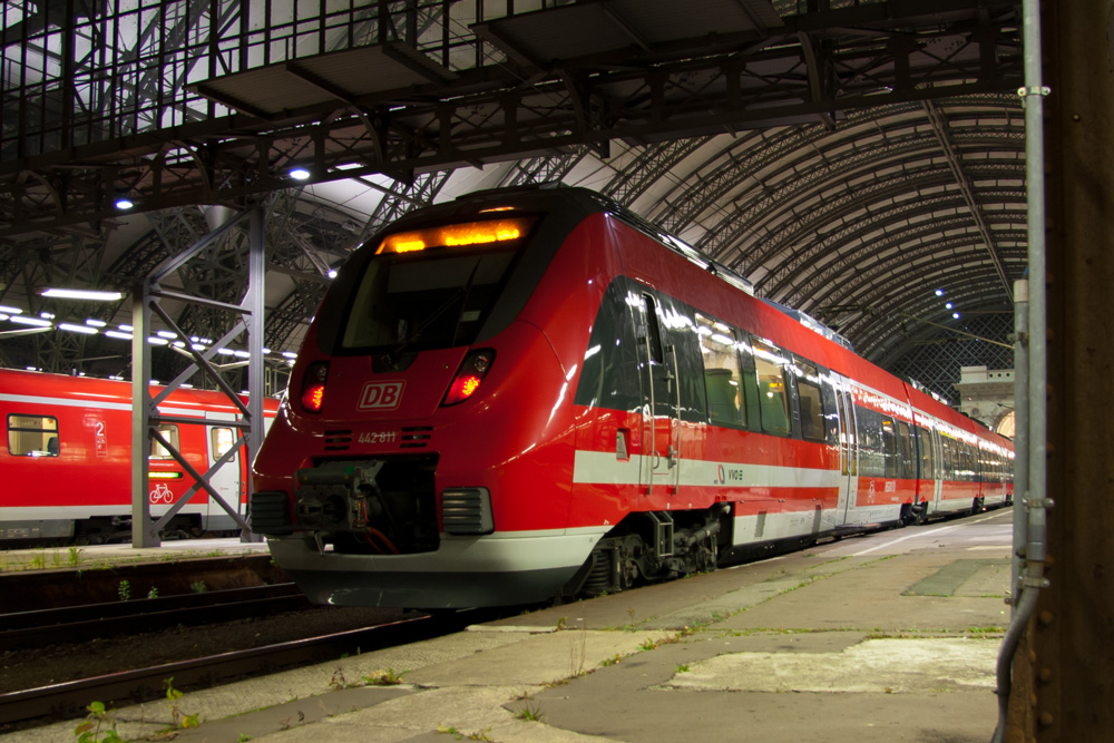 442 115 und 442 311 sind als RE 50 aus Leipzig Hbf in Dresden Hbf eingefahren. Diese Z�ge haben nun auch den VVO-Ralley-Streifen erhalten. 09.11.2012