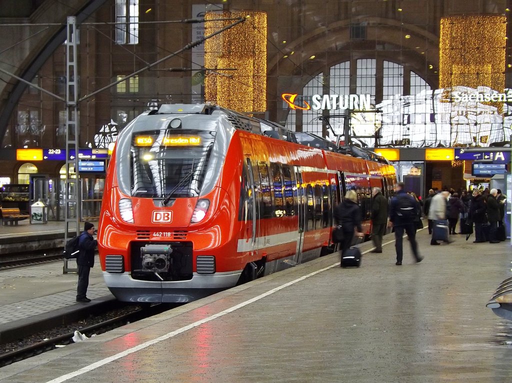 442 118 fhrt als Regional Express nach Dresden Hbf. am 11.12.2012 von Leipzig