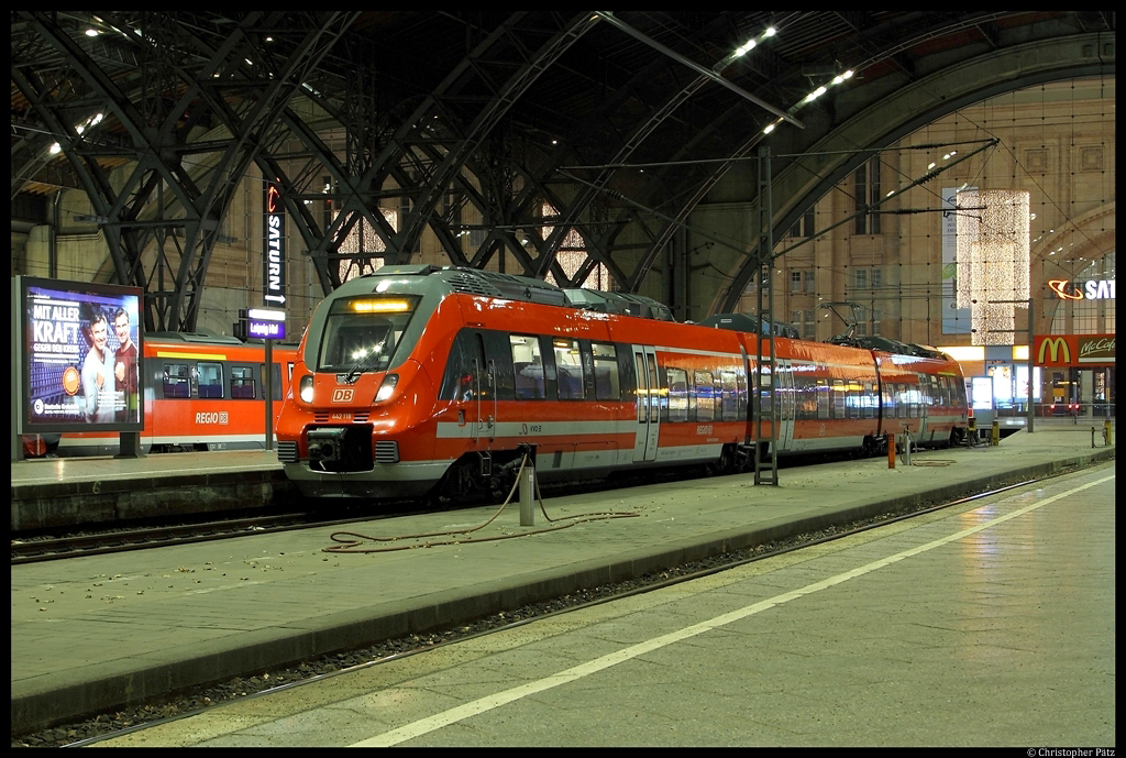 442 119 steht am 17.12.2012 als RE 17089 nach Dresden in Leipzig Hbf. Seit dem Fahrplanwechsel sind die Zge auf dem RE 50 Saxonia von Leipzig nach Dresden zum Teil deutlich krzer geworden, wo frher 4 (oder zur Adventszeit auch 5) Doppelstockwagen im Einsatz waren, muss nun zur Nebenverkehrszeit (oder bei Ausfall eines Triebzuges auch in der Hauptverkehrszeit) ein dreiteiliger Talent 2 ausreichen. Zur Hauptverkehrszeit fhrt eine Doppeltraktion aus 3- und 5-teiligen Triebzgen, mehr lassen einige Bahnsteige an der Strecke auch nicht zu.