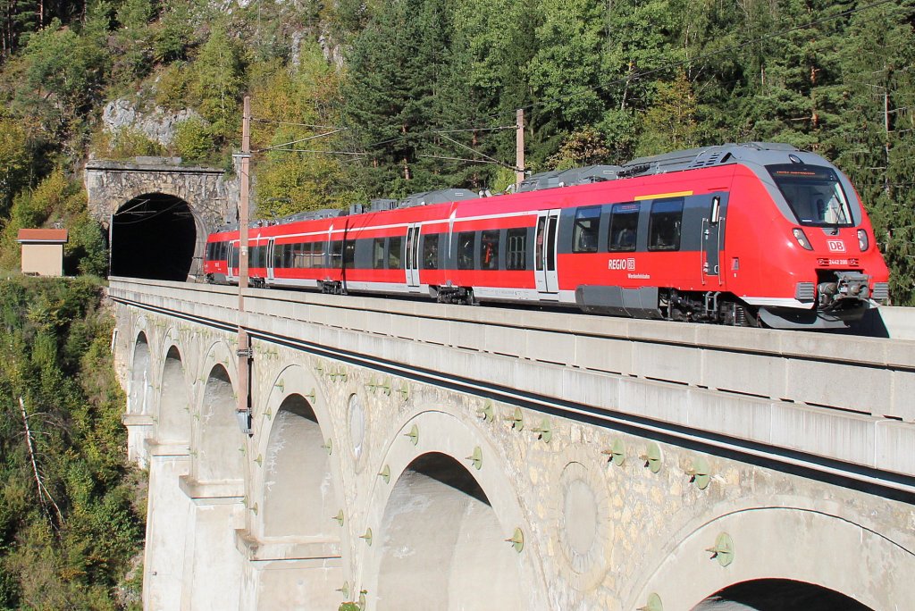 442 200 alias Talent 2, auch genannt Hamster, als 97650 ber das Krausel-Klause Viadukt von Semmering (Sem) nach Payerbach-Reichenau (Pr); am 06.10.2012