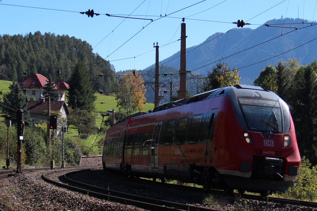 442 200 alias Talent 2, auch genannt Hamster, als 97655 bei der Durchfahrt des Bahnhof Breitenstein (Bt) von Payerbach-Reichenau (Pr) nach Semmering (Sem); am 06.10.2012