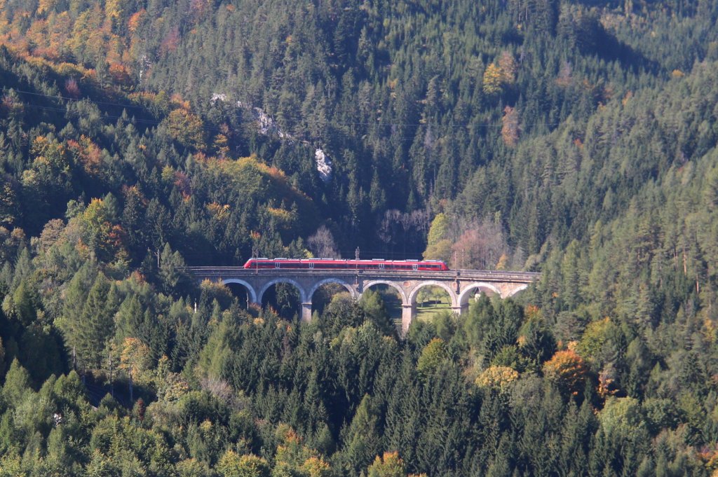442 200 alias Talent 2, auch genannt Hamster als 97656 ber das Kalte-Rinne Viadukt von Semmering (Sem) nach Payerbach-Reichenau (Pr), aufgenommen vom 20 Schilling Blick; am 06.10.2012