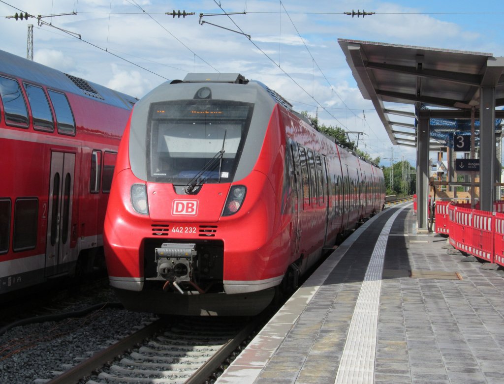 442 232 steht am 26. August 2012 als S1 nach Bamberg am neuen S-Bahnsteig in Erlangen.