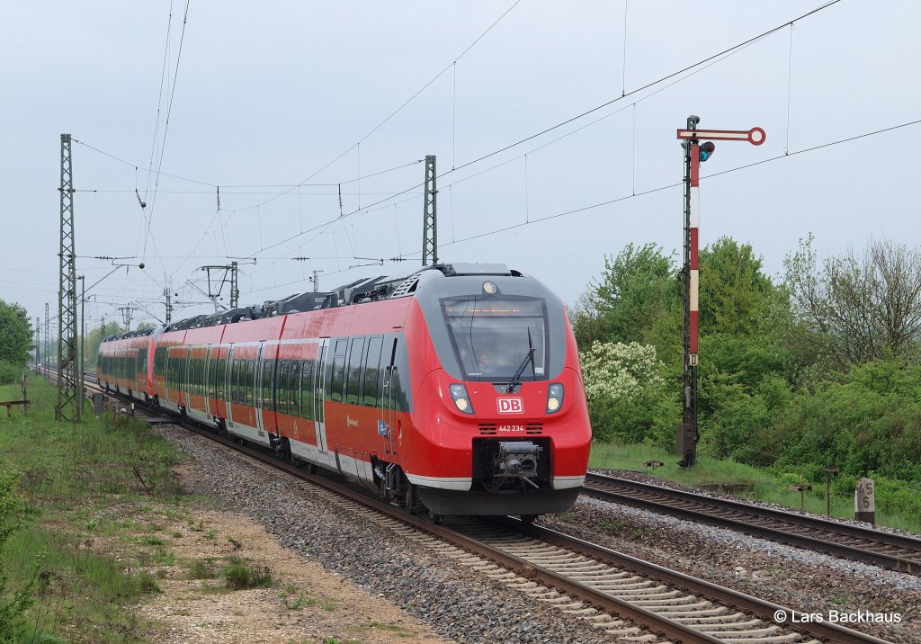 442 234 und ein unbekannt gebliebener 442 sind am 07.05.13 auf der S1 bei Eggolsheim Richtung Nrnberg unterwegs.