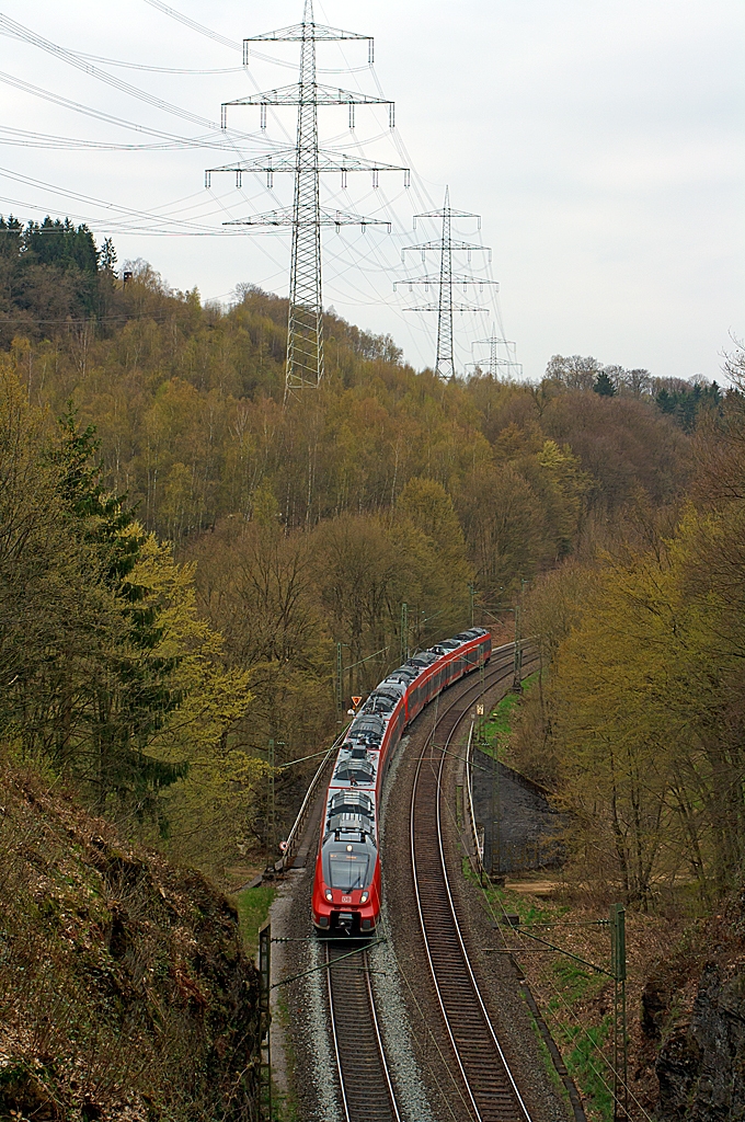 442 253 / 753 und 442 258 / 758 (zwei gekuppelte 4-teilige Tallent 2) als RE 9 (rsx - Rhein-Sieg-Express)  Aachen - Kln - Siegen berquert hier am 21.04.2013 kurz vor dem 32 m langen Mhlburg-Tunnel (wird auch Mhleberg-Tunnel genannt) in Scheuerfeld / Sieg die Sieg um sie (die Sieg) gleich hinter dem Tunnel wieder zu berqueren. .Die Fahrtrichtung ist Siegen, der nchte Halt ist Betzdorf/Sieg.