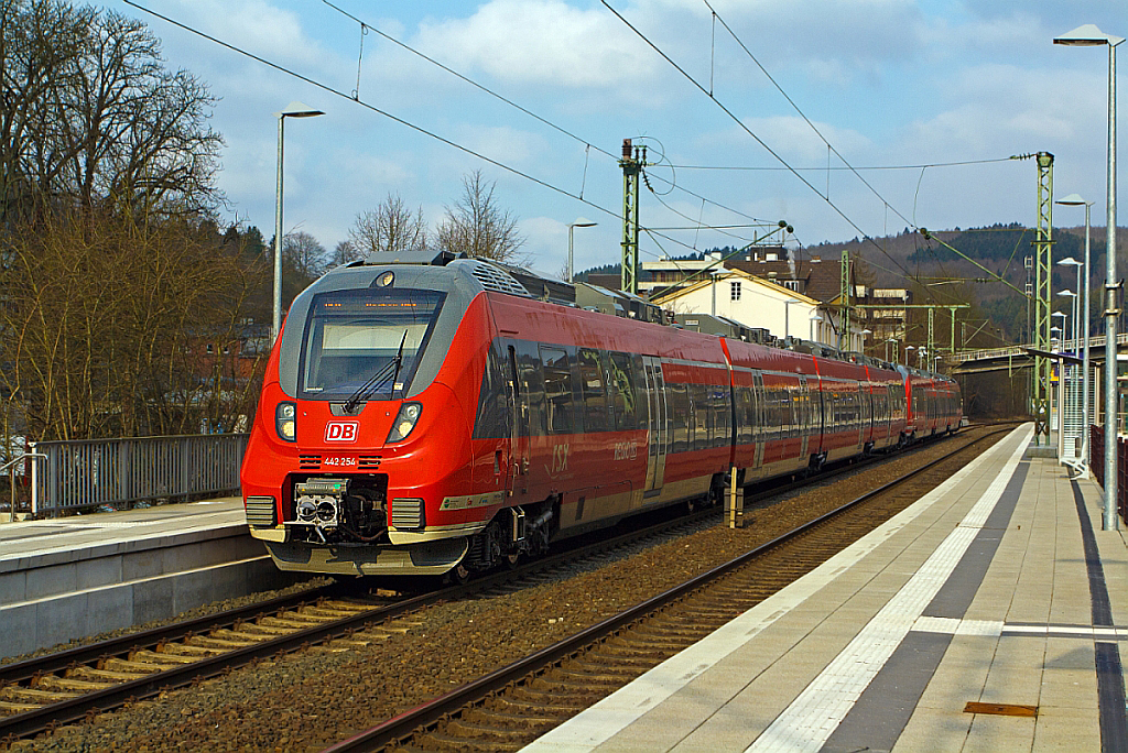 442 254 / 754 und 442 102 / 602 zwei (viertieliger und dreiteiliger) gekuppelte Talent 2 als RE 9 (rsx - Rhein-Sieg-Express) Siegen - Kln - Aachen fahren hier am 22.02.2013 vom Bahnhof Kirchen/Sieg weiter in Richtung Kln. 