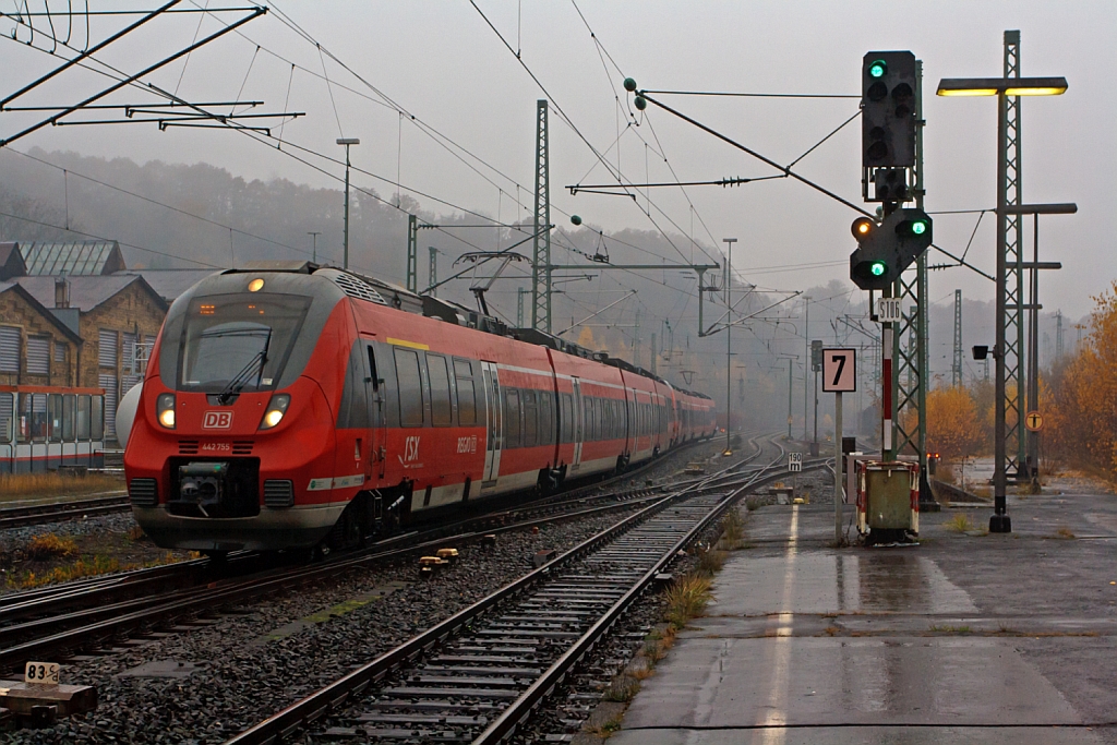 442 255 / 755 und 442 255 / 758 (Zwei gekuppelte 4-teilige Talent 2) fahren als RE 9 - Rhein Sieg Express (RSX) Aachen - Kln - Siegen, am 18.11.2012 (bei Nieselregen) in den Bahnhof Betzdorf/Sieg ein.