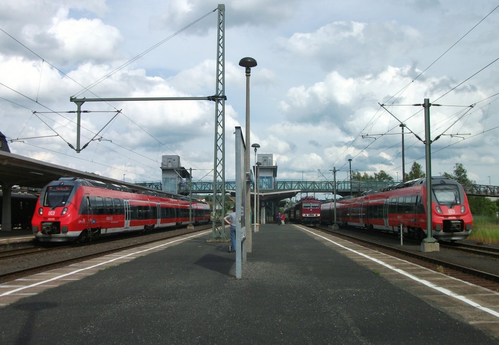442 270 als RE 4111 (links im Bild), 250 137-7 der LEG mit Sonderzug nach Leipzig (im Hintergrund) und 442 304 stehen am 15. Juni 2013 im Sonneberger Hbf.