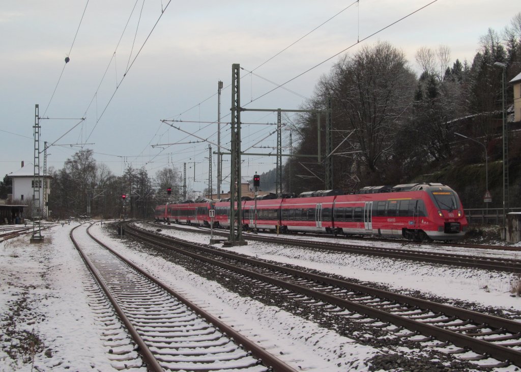 442 272, 442 105 und 442 106 erreichen am 03. Dezember 2012 Lt 70708 (Nrnberg/Bamberg - Kronach) den Bahnhof Kronach auf Gleis 5.