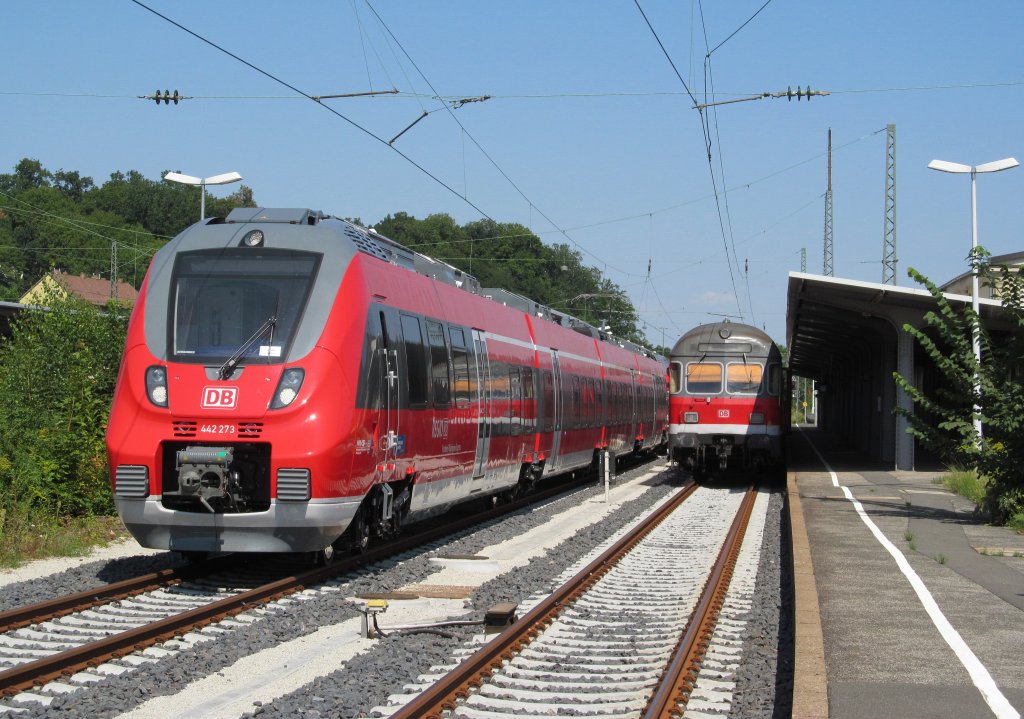 442 273 und 442 274 des Franken-Thringen Express verlassen am 14. August 2012 als Lt 70726 (Sonneberg - Bamberg) den Bahnhof Coburg. 