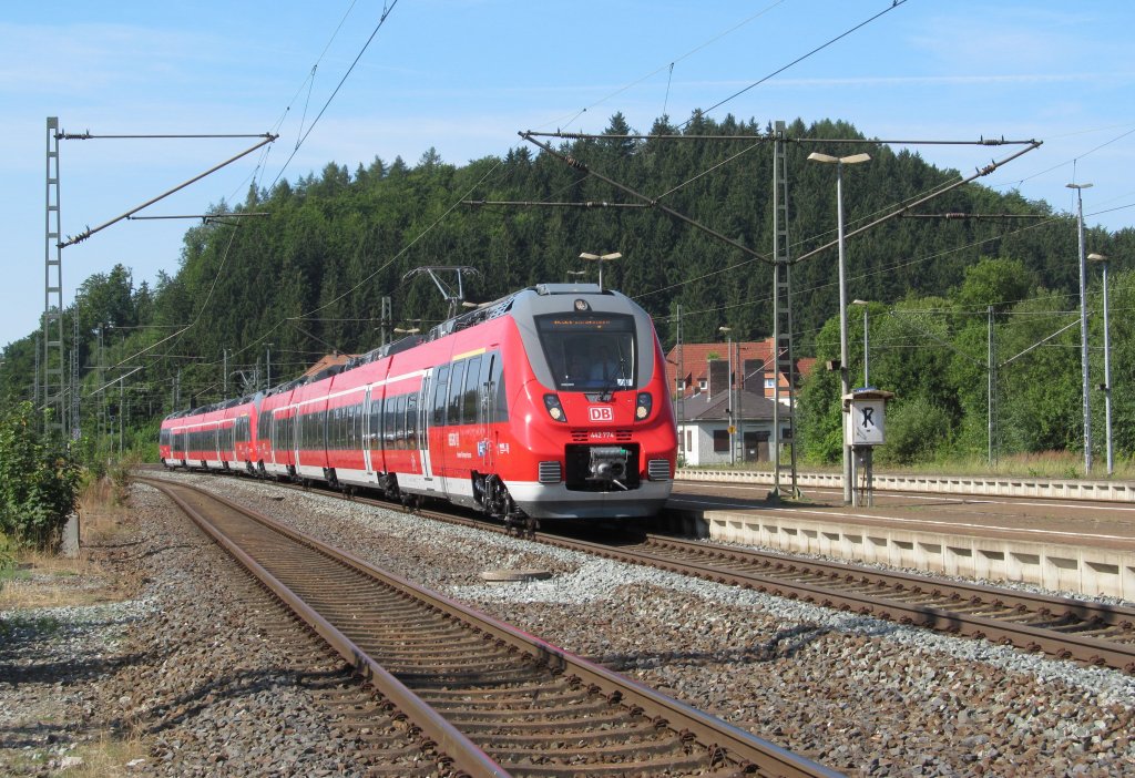 442 274 und 442 273 des Franken-Thringen Express erreichen am 13. August 2012 als Lt 70725 (Bamberg - Jena Saalbahnhof) den Bahnhof Pressig-Rothenkichen.
