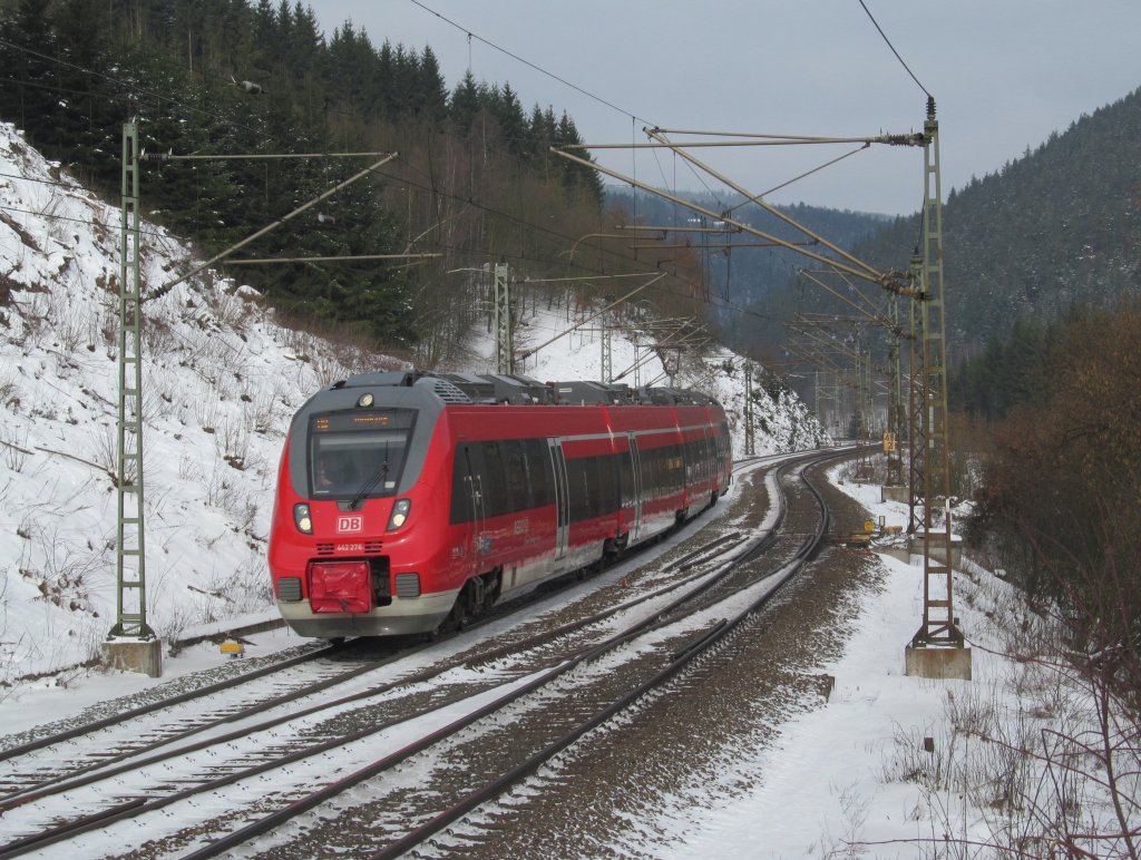 442 274 ist am 14. Februar 2013 als RB Saalfeld - Bamberg bei Ludwigsstadt unterwegs.