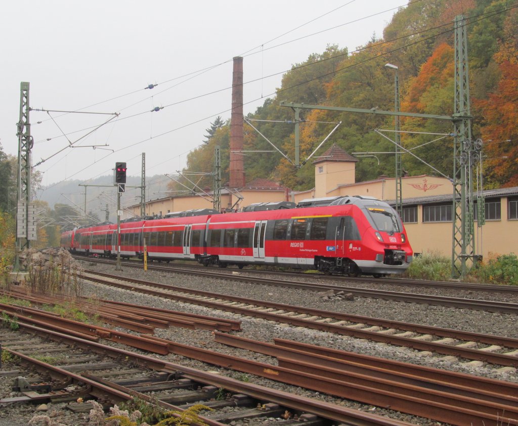 442 277 und 442 306 erreichen am 24. Oktober 2012 als Lt 70727 (Nrnberg Hbf - Kronach) den Bahnhof Kronach auf Gleis 5.